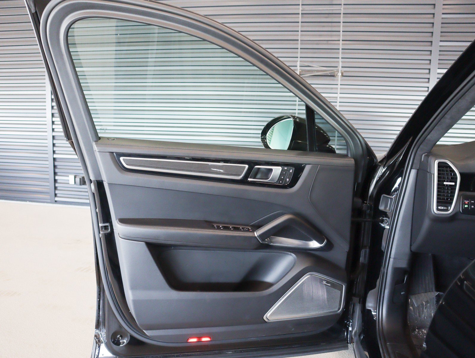 Used 2023 Porsche Cayenne Turbo AWD/4WD image 23