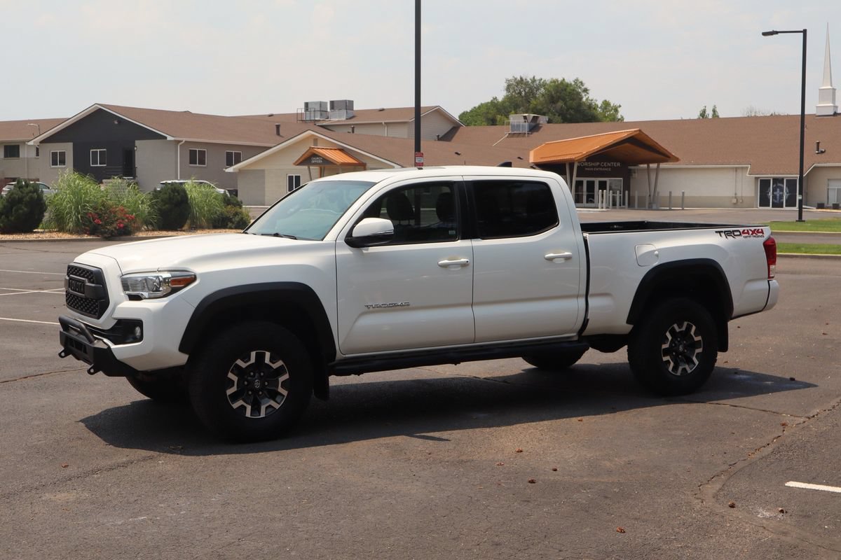 Used 2017 Toyota Tacoma TRD Off-Road w/ Premium & Technology Package AWD/4WD image 10