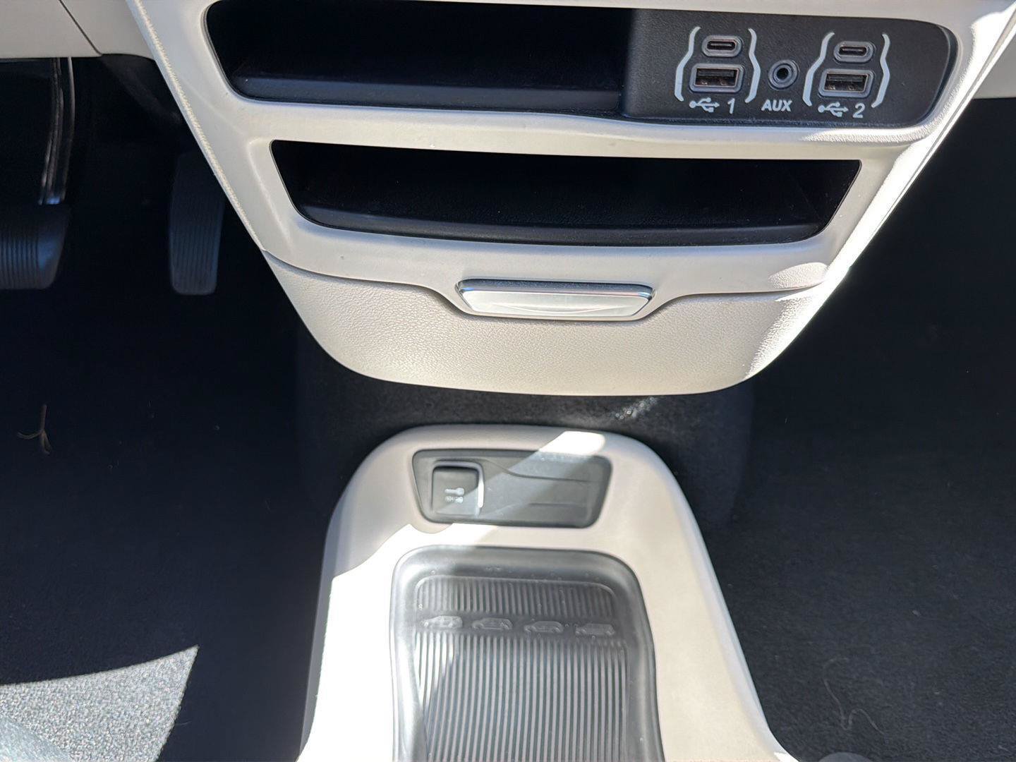 Used 2023 Chrysler Voyager LX FWD image 17