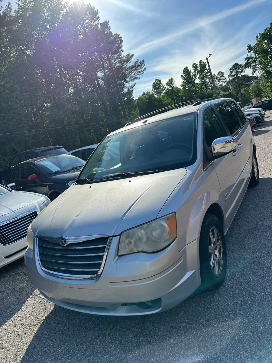 Used 2008 Chrysler Town & Country Touring FWD image 1