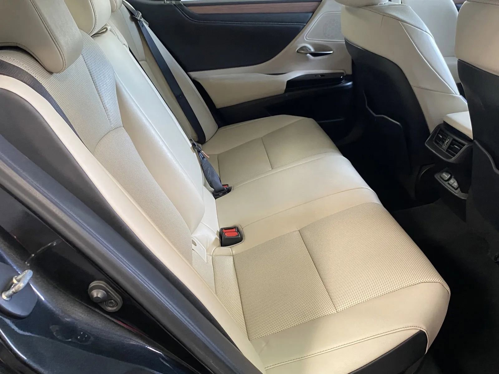 Used 2023 Lexus ES 300h w/ Premium Package image 7