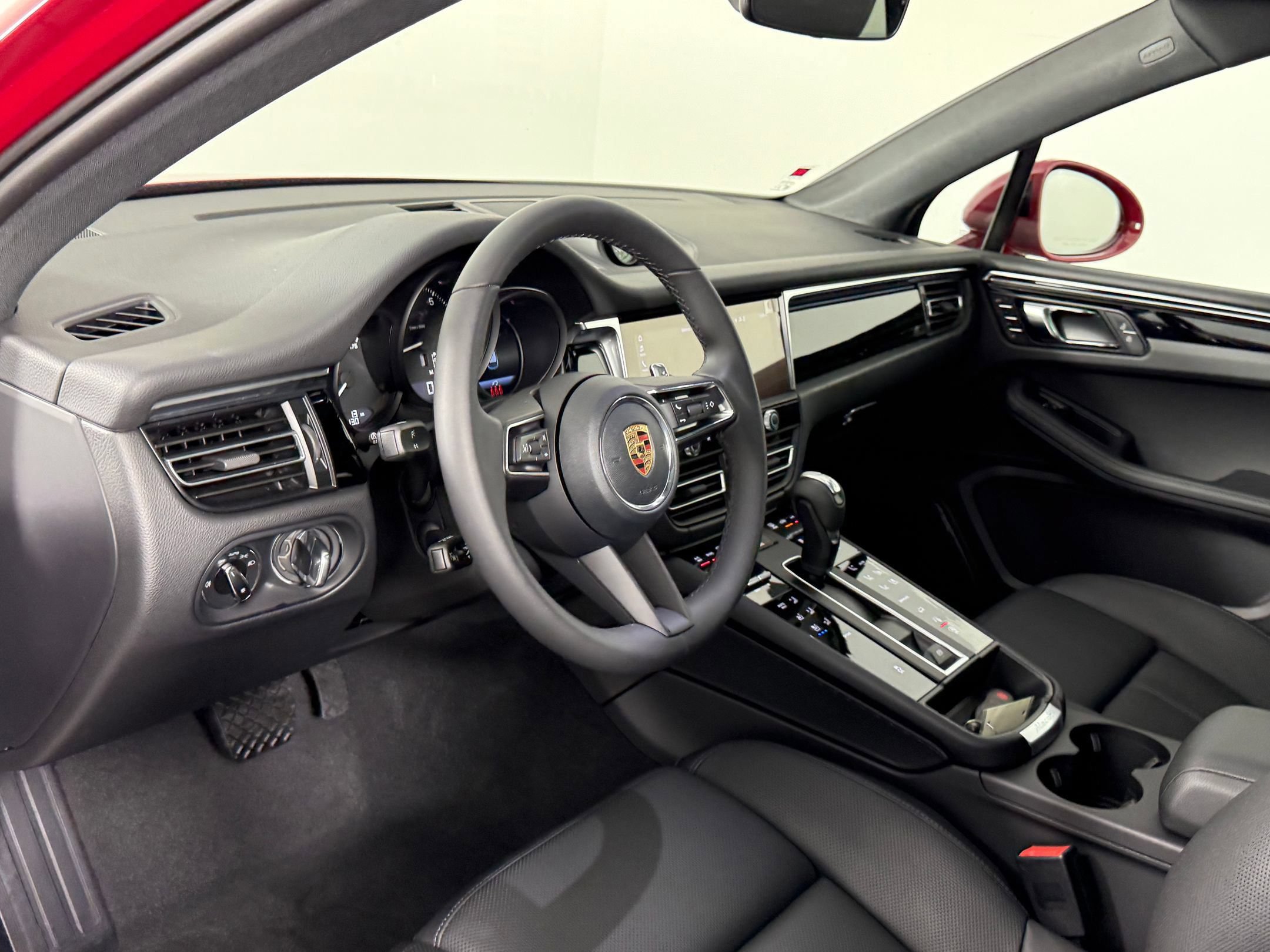 Certified 2026 Porsche Macan AWD/4WD image 4