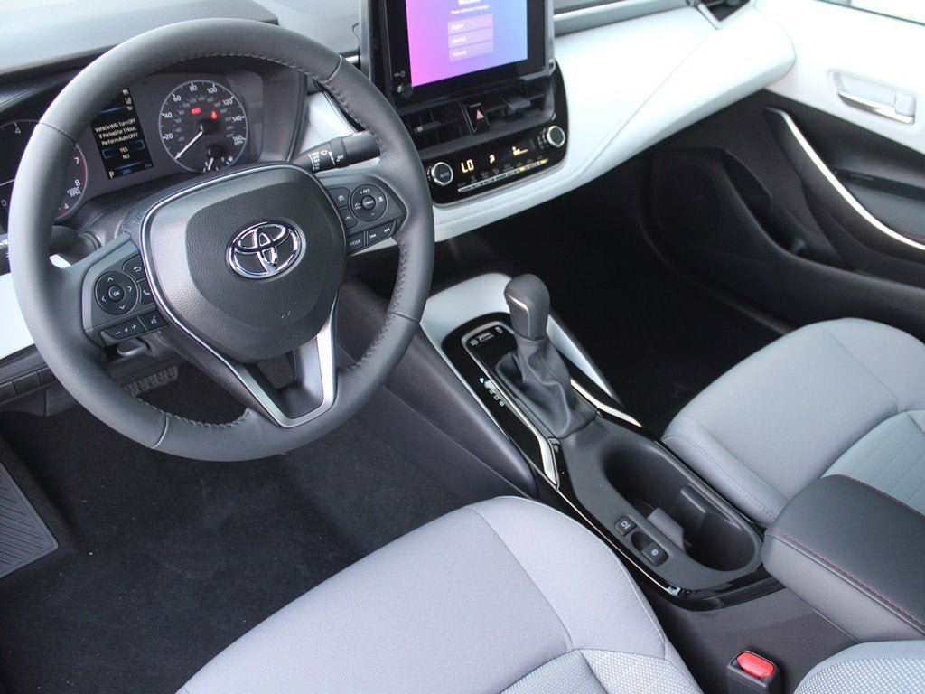 Used 2026 Toyota Corolla SE image 2