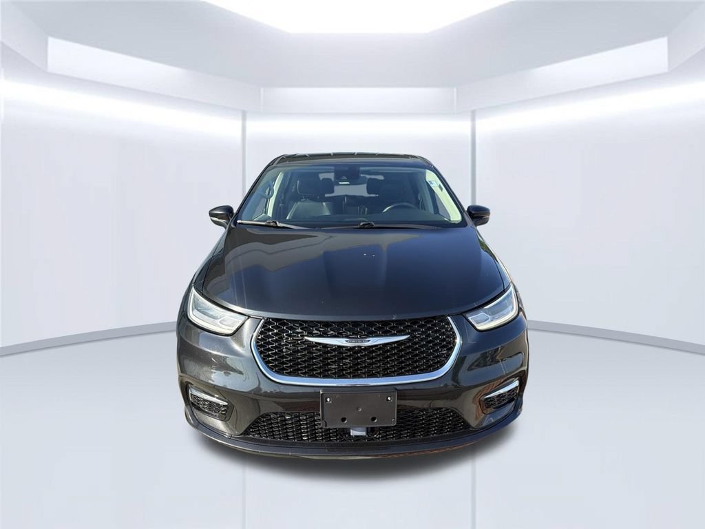 Used 2023 Chrysler Pacifica Touring-L FWD image 2