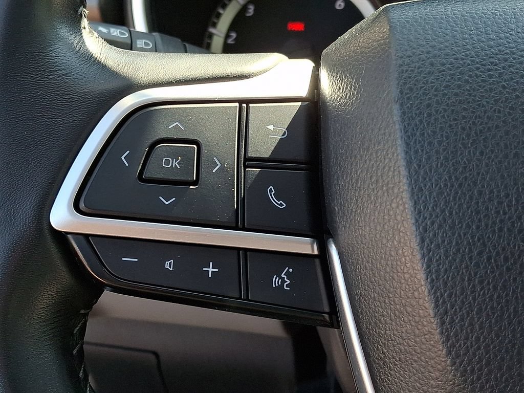 Used 2023 Toyota Highlander XLE FWD image 24
