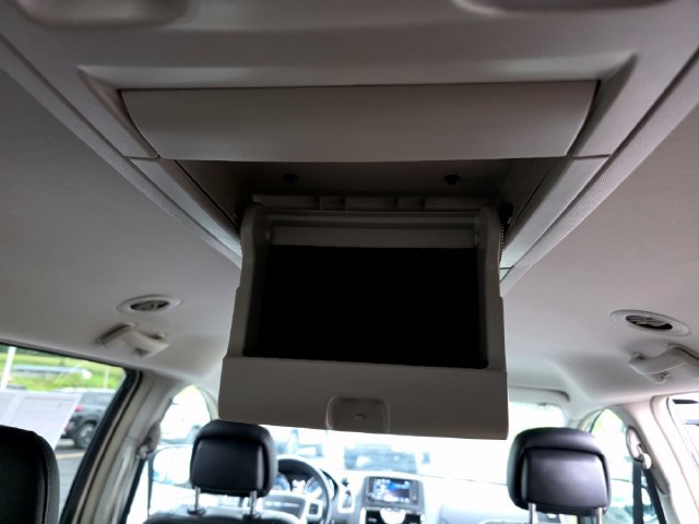Used 2014 Chrysler Town & Country Touring FWD image 25