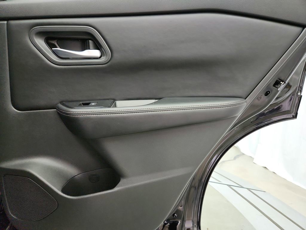 Used 2025 Nissan Rogue SV image 28