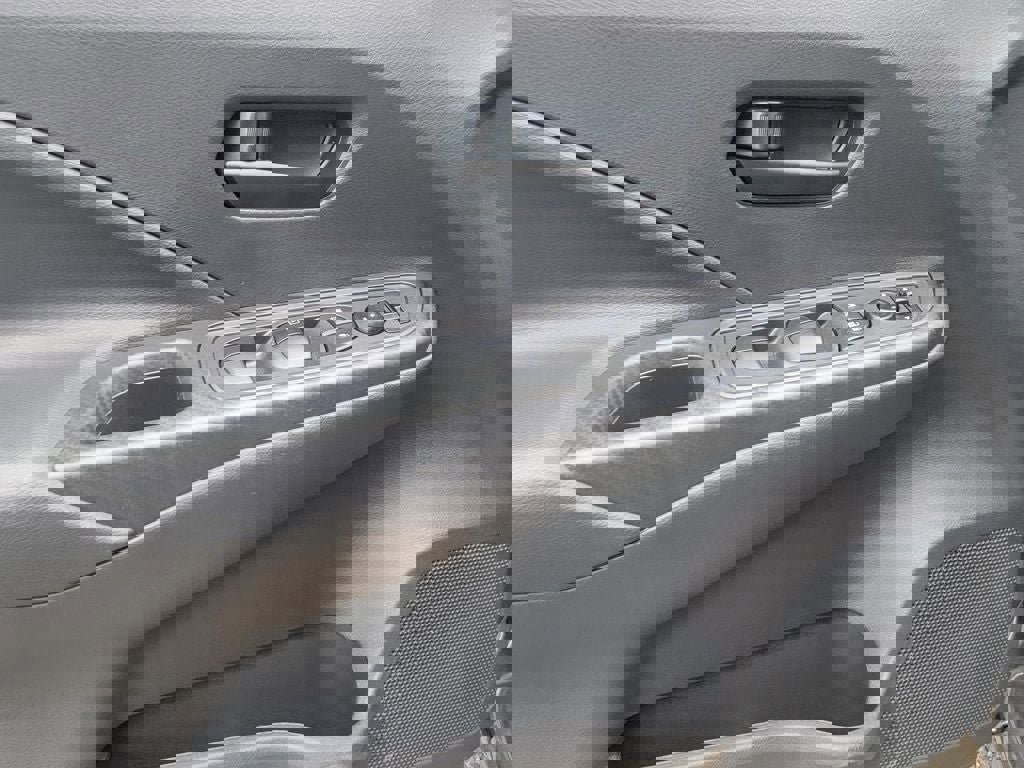 Used 2023 Nissan Versa SV image 7