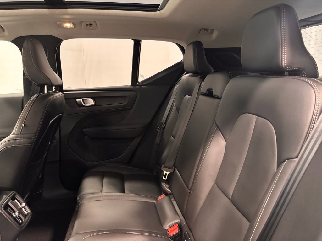 Certified 2025 Volvo XC40 B5 Core image 21