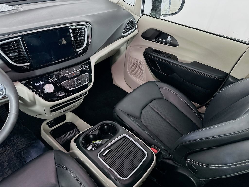 Used 2024 Chrysler Pacifica Touring-L image 33