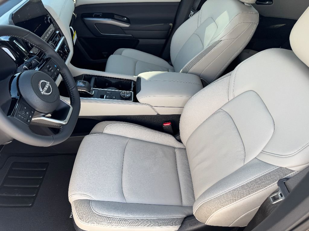 New 2025 Nissan Pathfinder SL w/ Black Appearance Package image 10