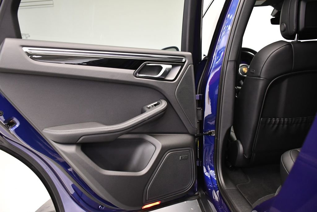 Certified 2025 Porsche Macan image 40