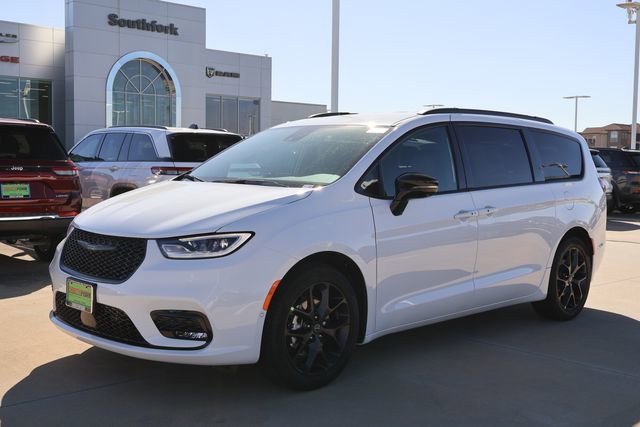 New 2026 Chrysler Pacifica Select image 3