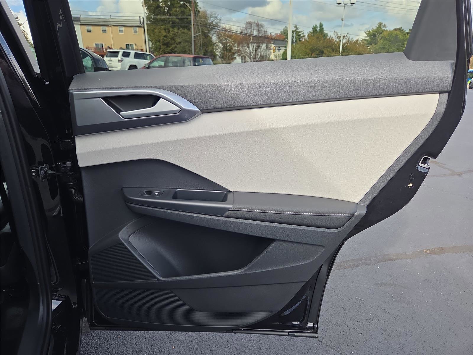 New 2025 Volkswagen Taos SEL image 33