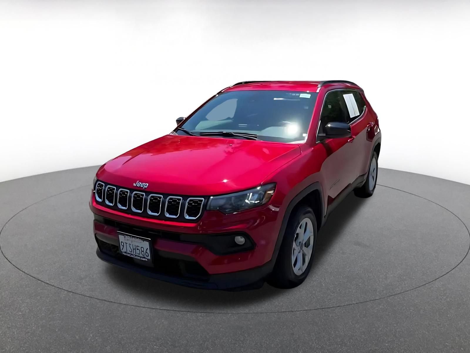 Used 2025 Jeep Compass Latitude AWD/4WD image 8