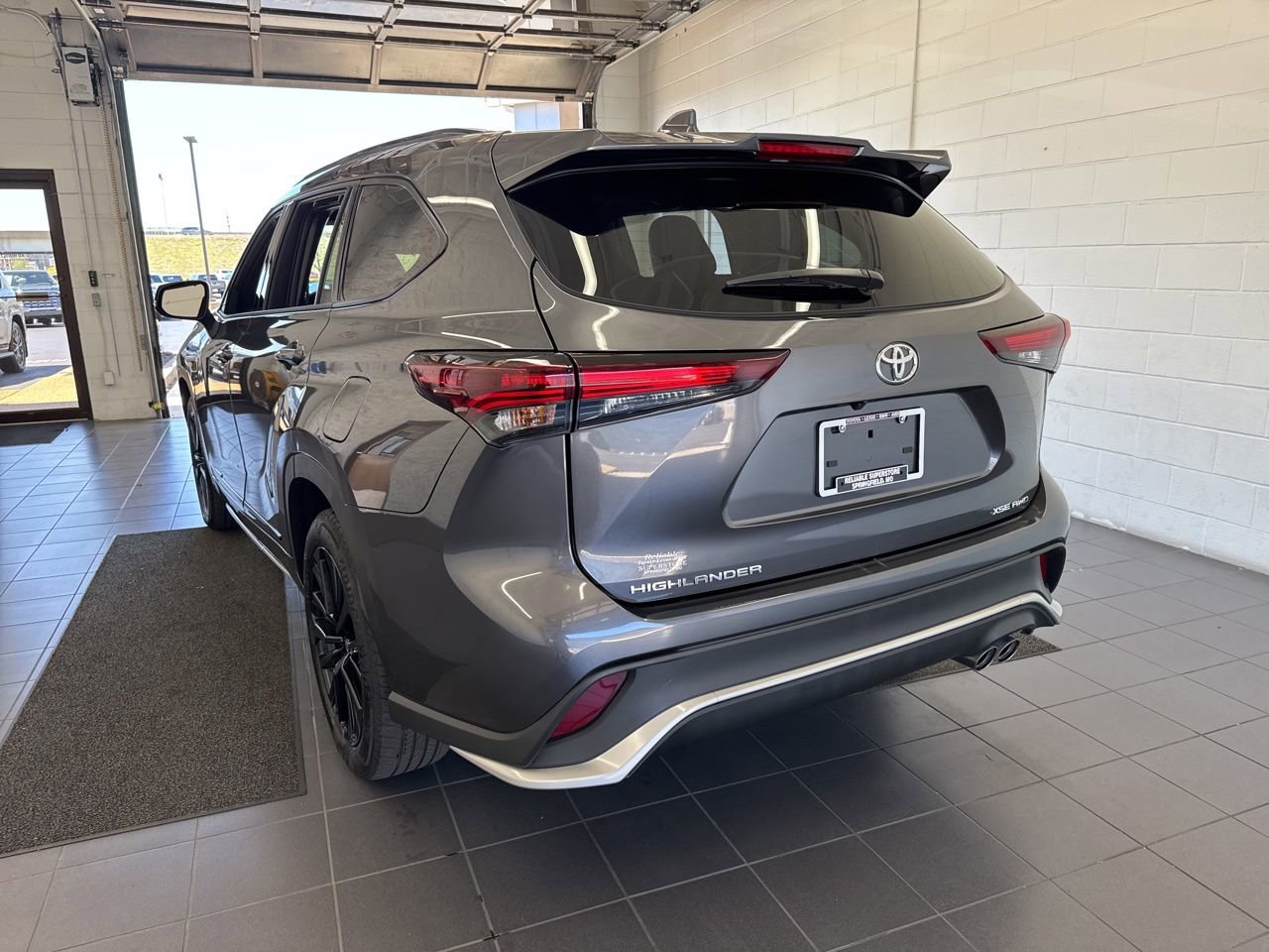 Used 2025 Toyota Highlander XSE image 6