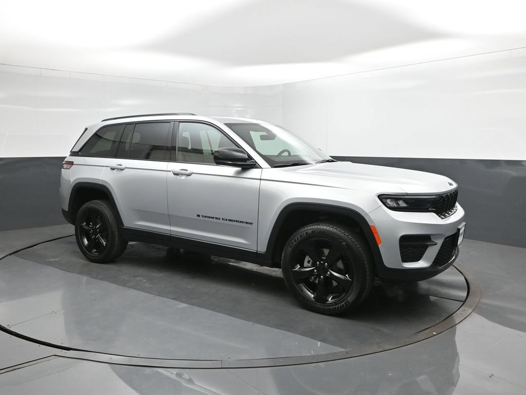 New 2025 Jeep Grand Cherokee Altitude RWD image 17