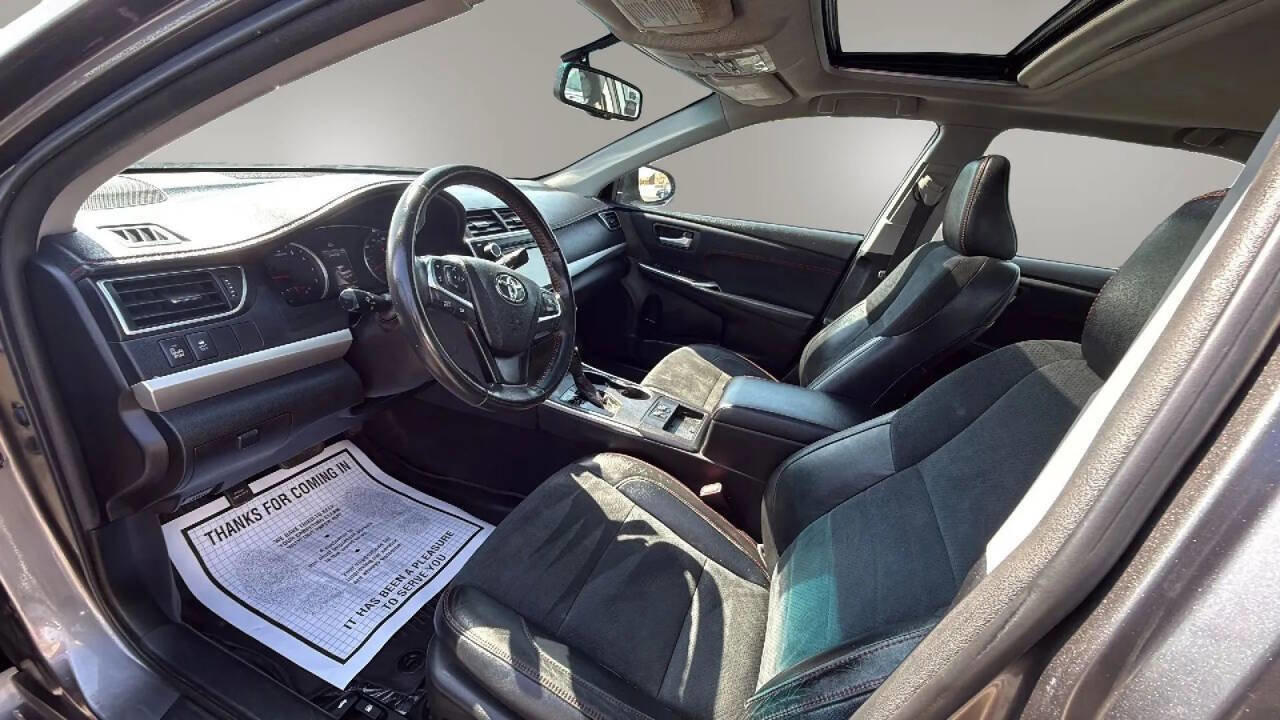 Used 2017 Toyota Camry XSE w/ Moonroof Package FWD image 9