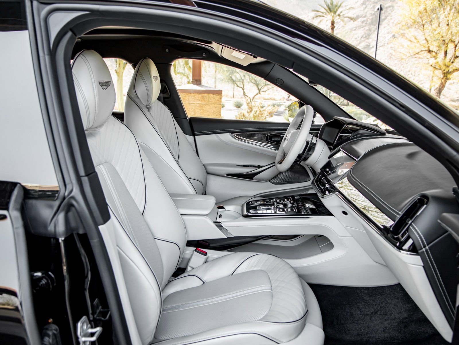 Used 2025 Aston Martin DBX 707 image 26