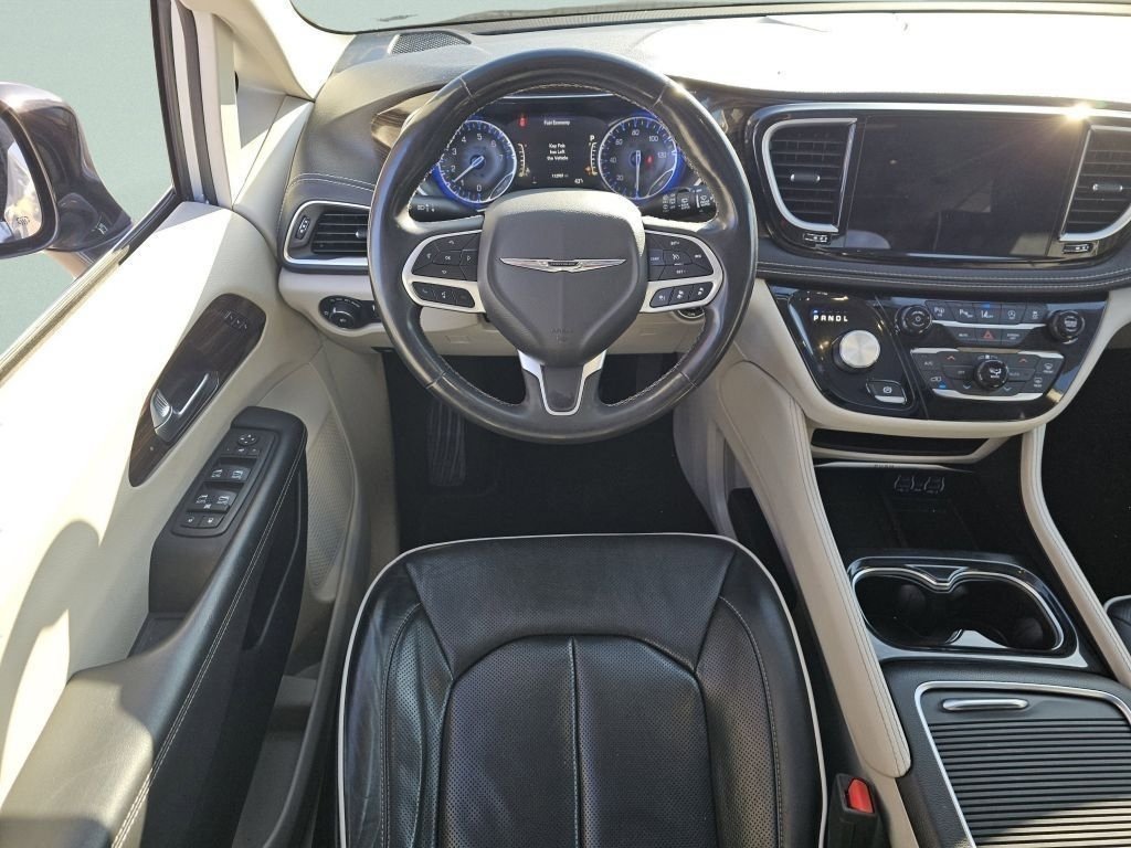 Used 2023 Chrysler Pacifica Limited AWD/4WD image 4