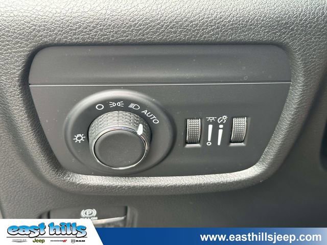 Certified 2025 Jeep Grand Cherokee Altitude AWD/4WD image 29