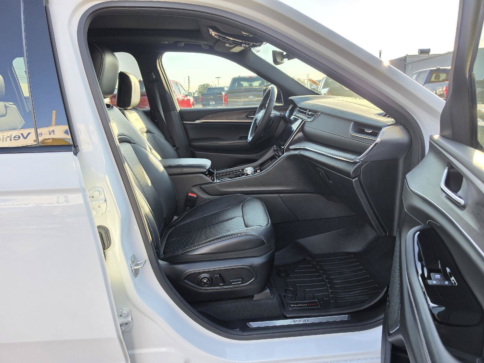 Used 2024 Jeep Grand Cherokee L Overland AWD/4WD image 7
