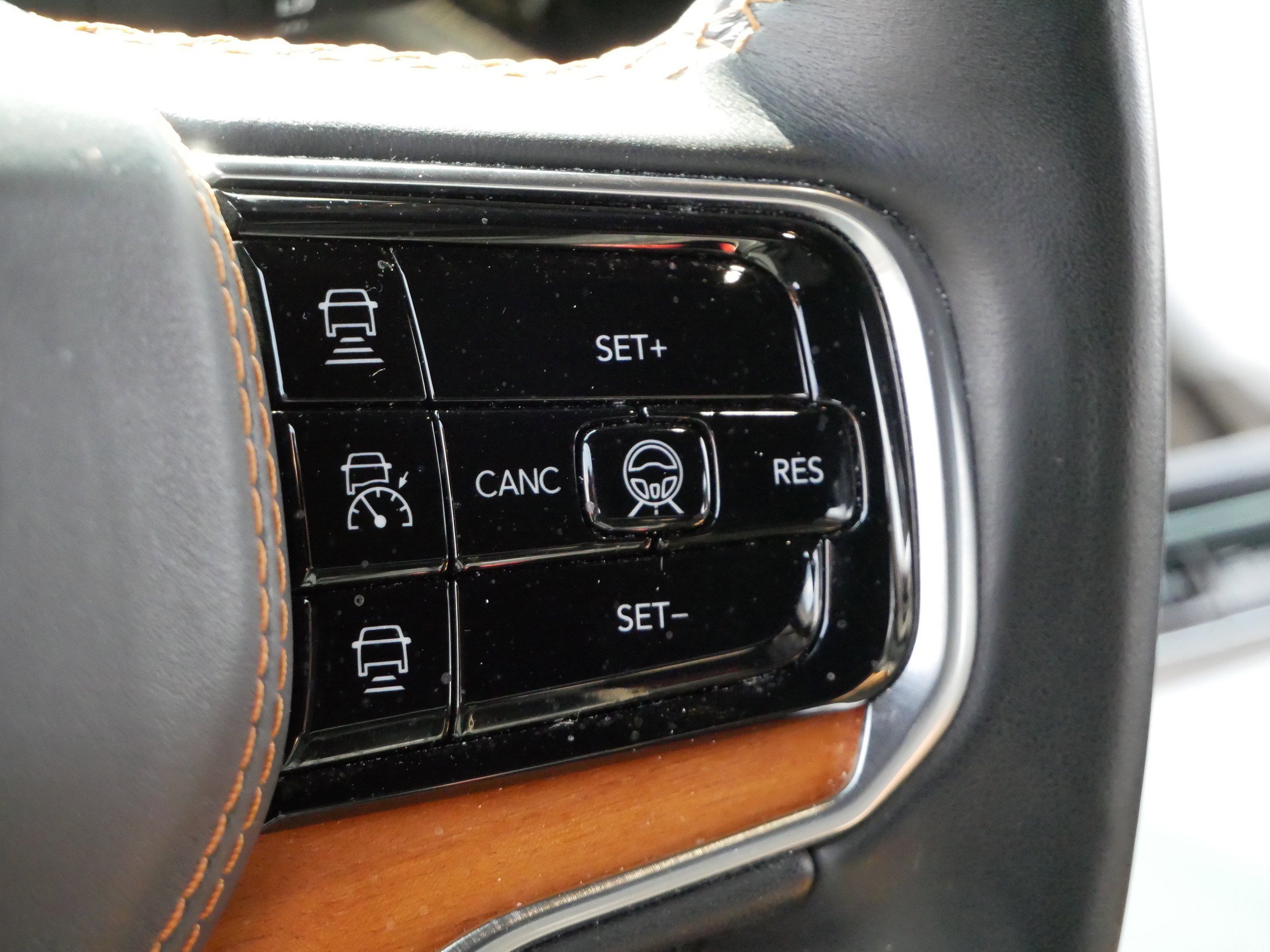 Used 2023 Jeep Grand Wagoneer Series III AWD/4WD image 25