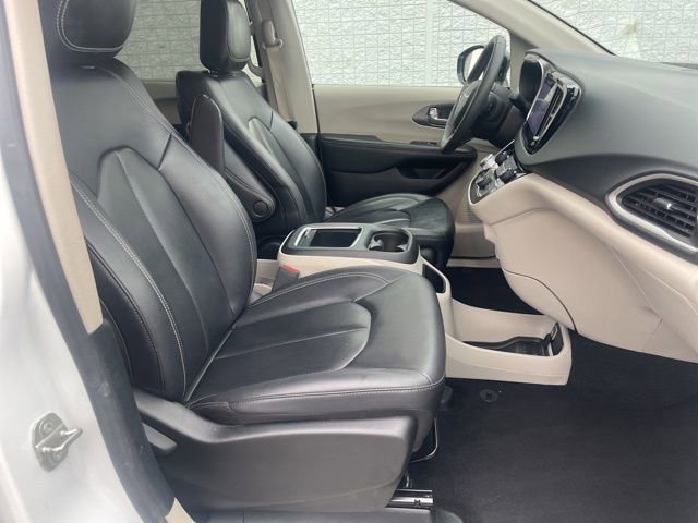 Used 2024 Chrysler Pacifica Touring-L image 15