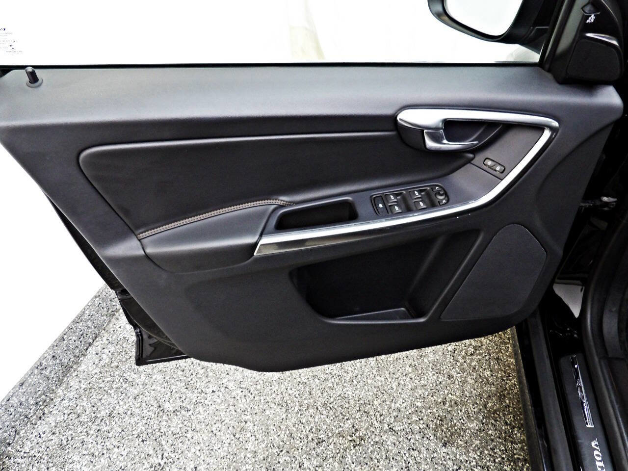 Used 2017 Volvo XC60 T5 Dynamic image 7