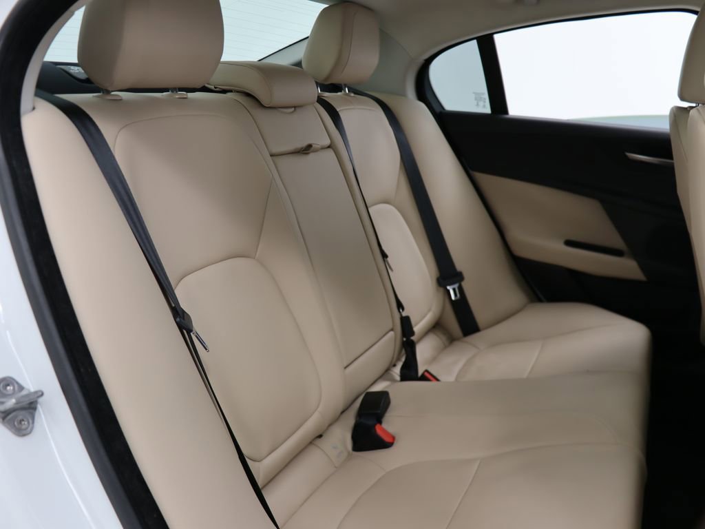 Used 2017 Jaguar XE Premium image 33