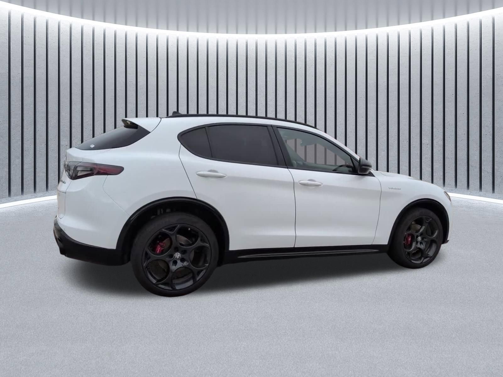 Used 2024 Alfa Romeo Stelvio Veloce image 5