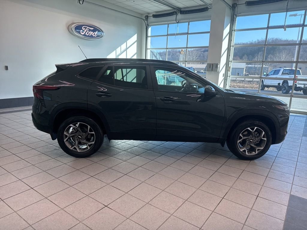 Used 2025 Chevrolet Trax LT w/ LT Convenience Package FWD image 19