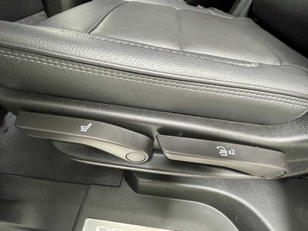 Used 2025 GMC Yukon Denali AWD/4WD image 12