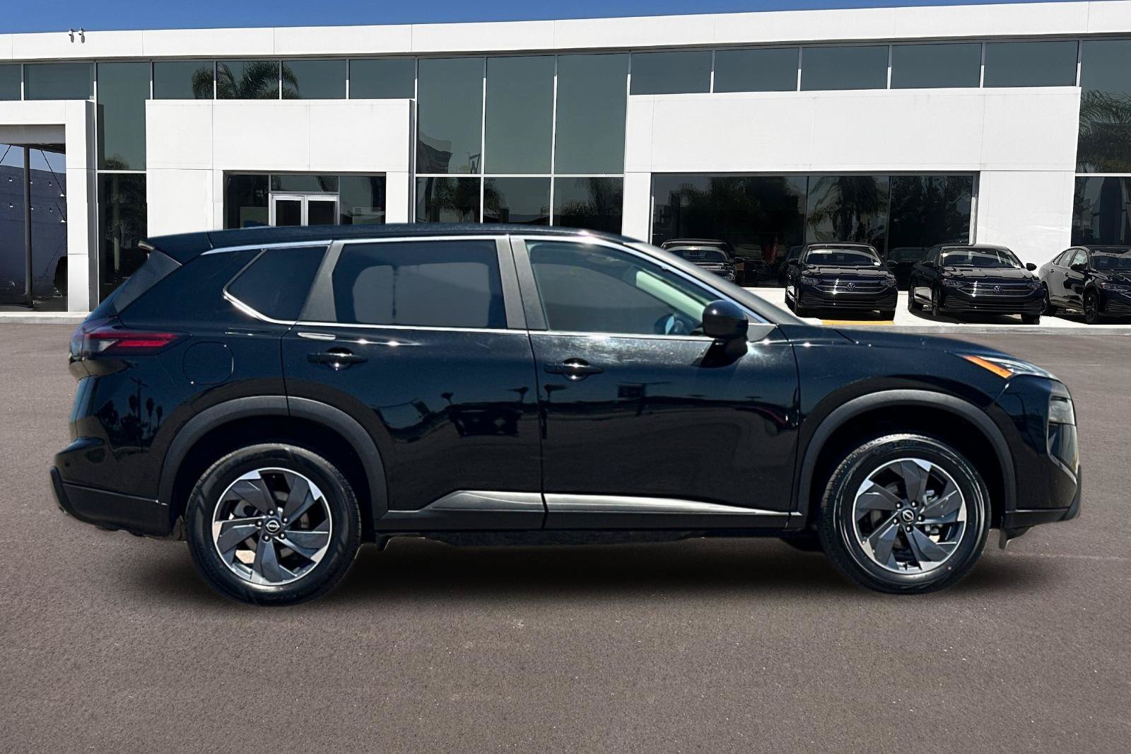 Used 2024 Nissan Rogue SV FWD image 2