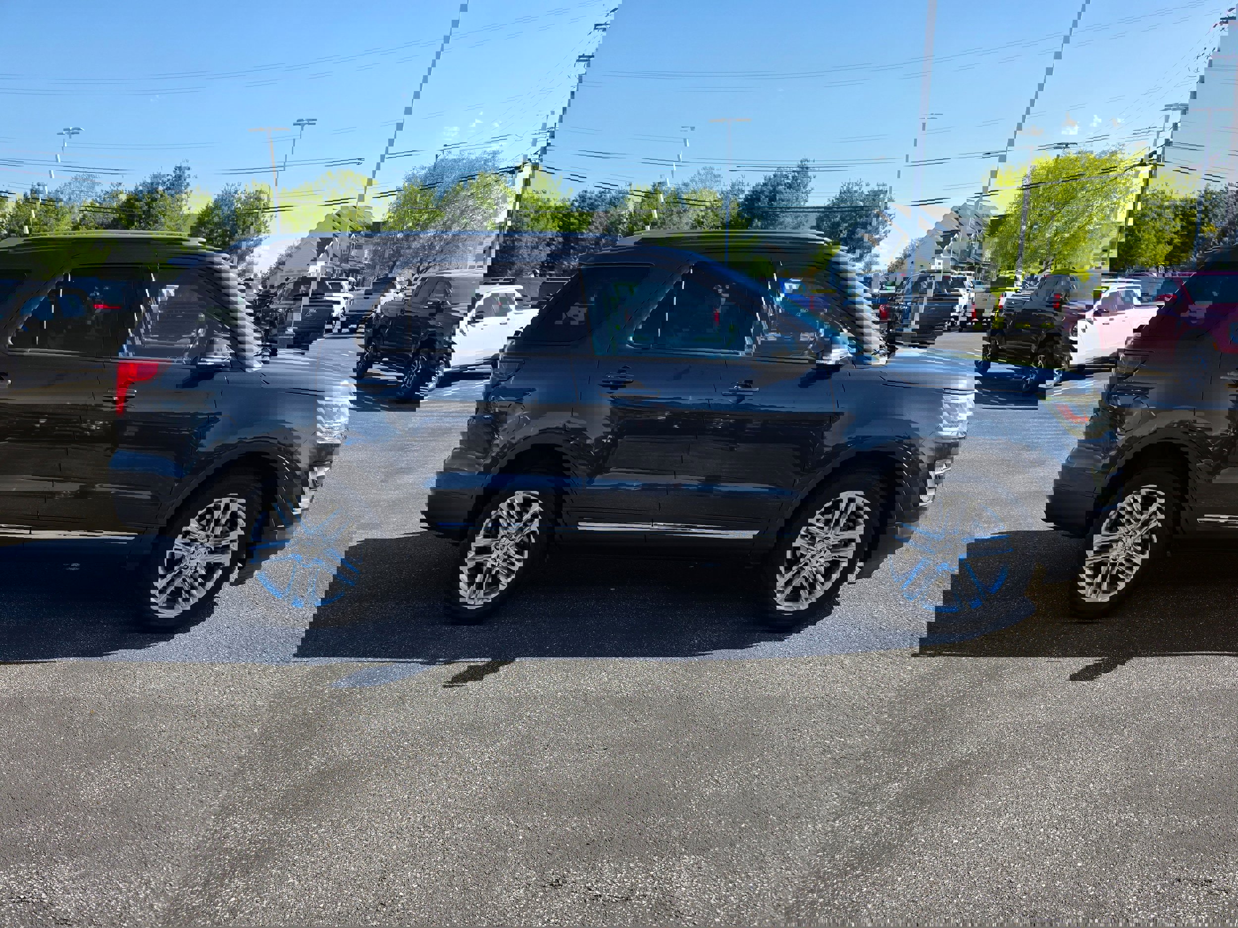 Used 2017 Ford Explorer XLT w/ Equipment Group 202A AWD/4WD image 6