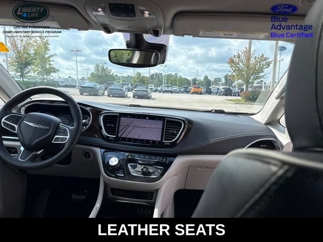 Used 2023 Chrysler Pacifica Limited w/ Uconnect Theater Family Group FWD image 12