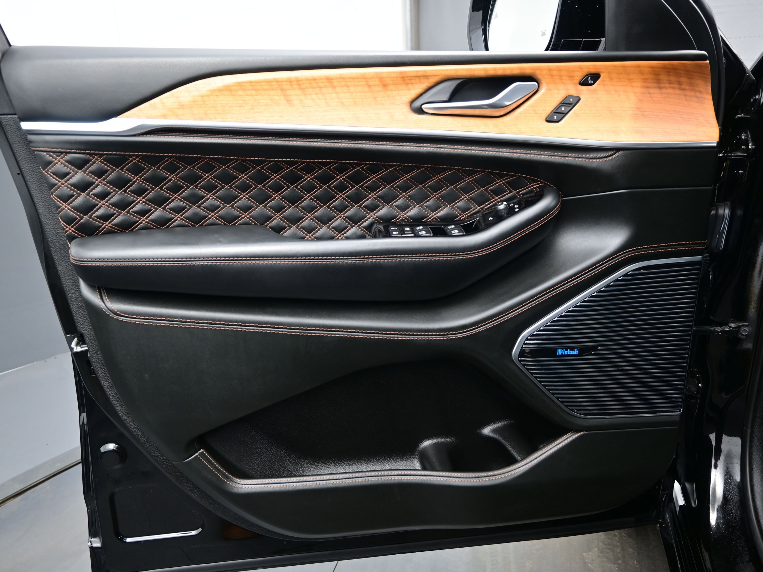 Used 2025 Jeep Grand Cherokee L Summit image 9