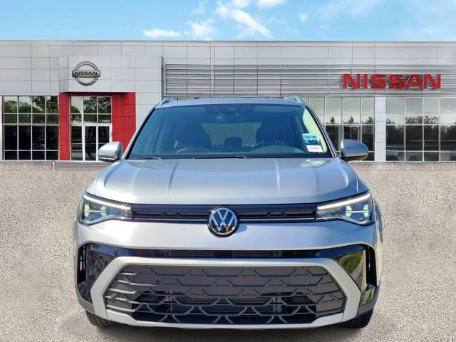 Used 2025 Volkswagen Taos SE FWD image 2