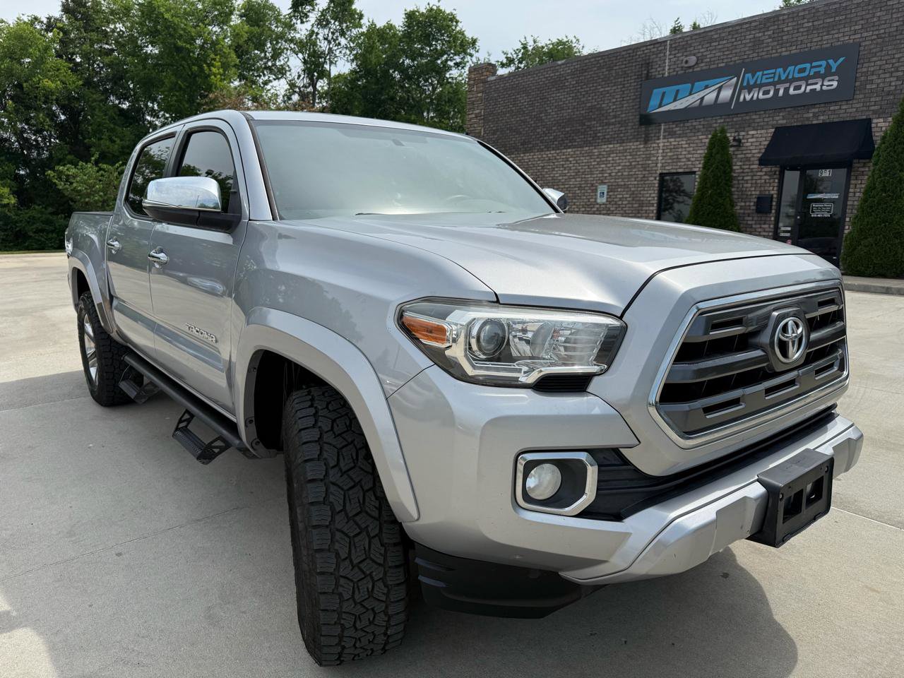 Used 2016 Toyota Tacoma Limited w/ Towing Package RWD image 3