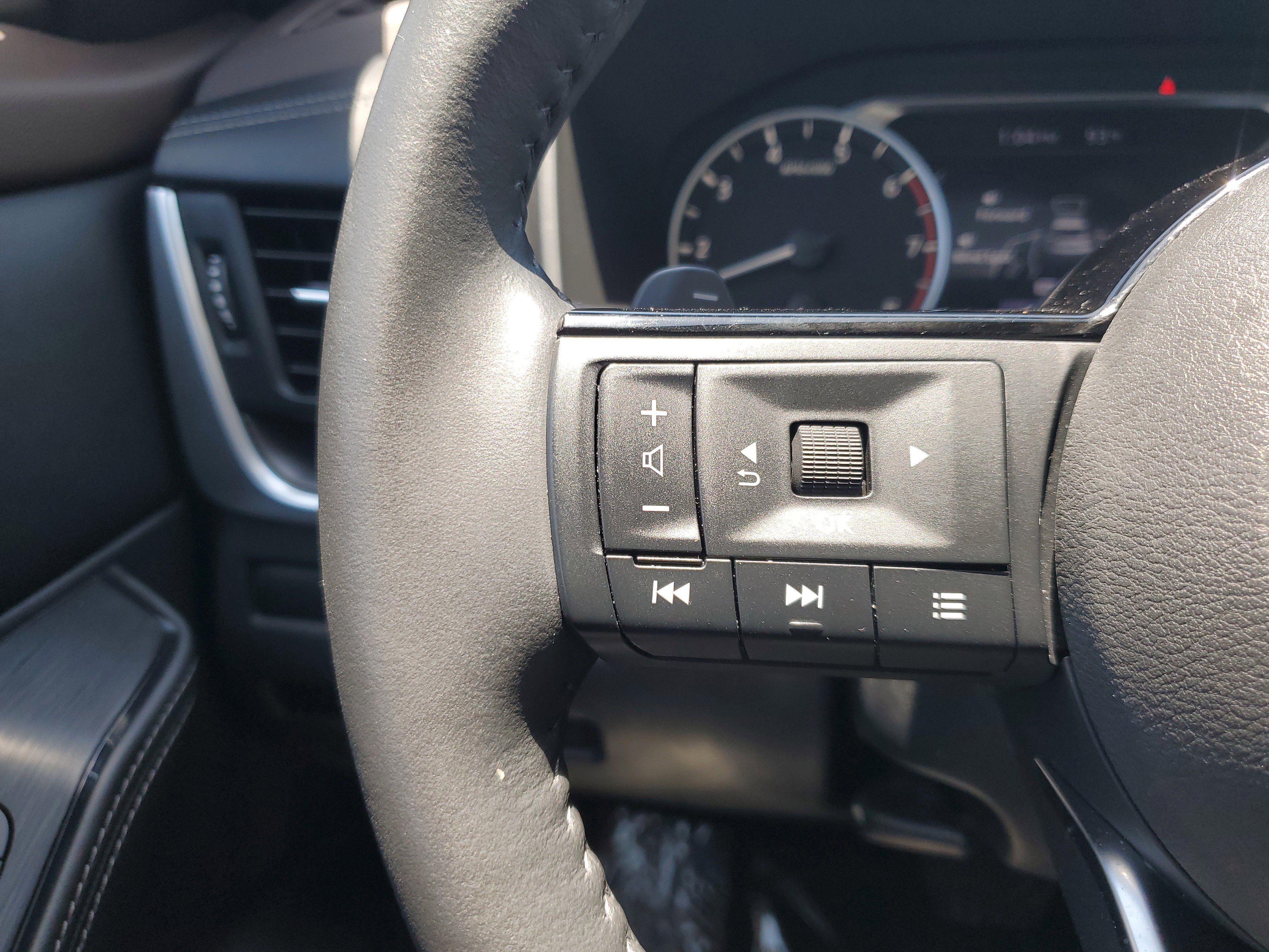 Used 2023 Nissan Rogue SV w/ SV Premium B Package image 19