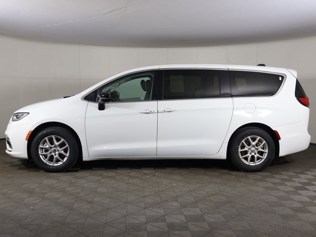 Used 2024 Chrysler Pacifica Touring-L image 17