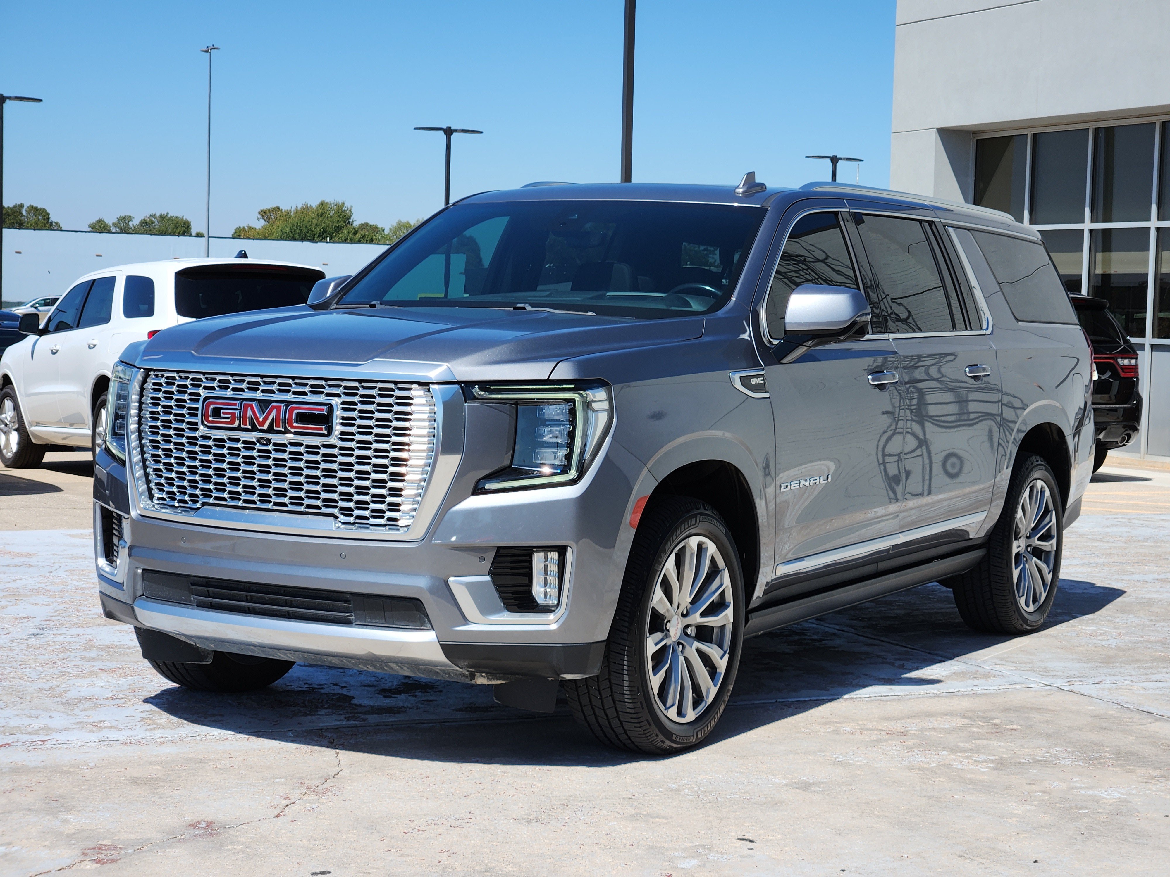 Used 2021 GMC Yukon XL Denali w/ Denali Premium Package AWD/4WD image 4