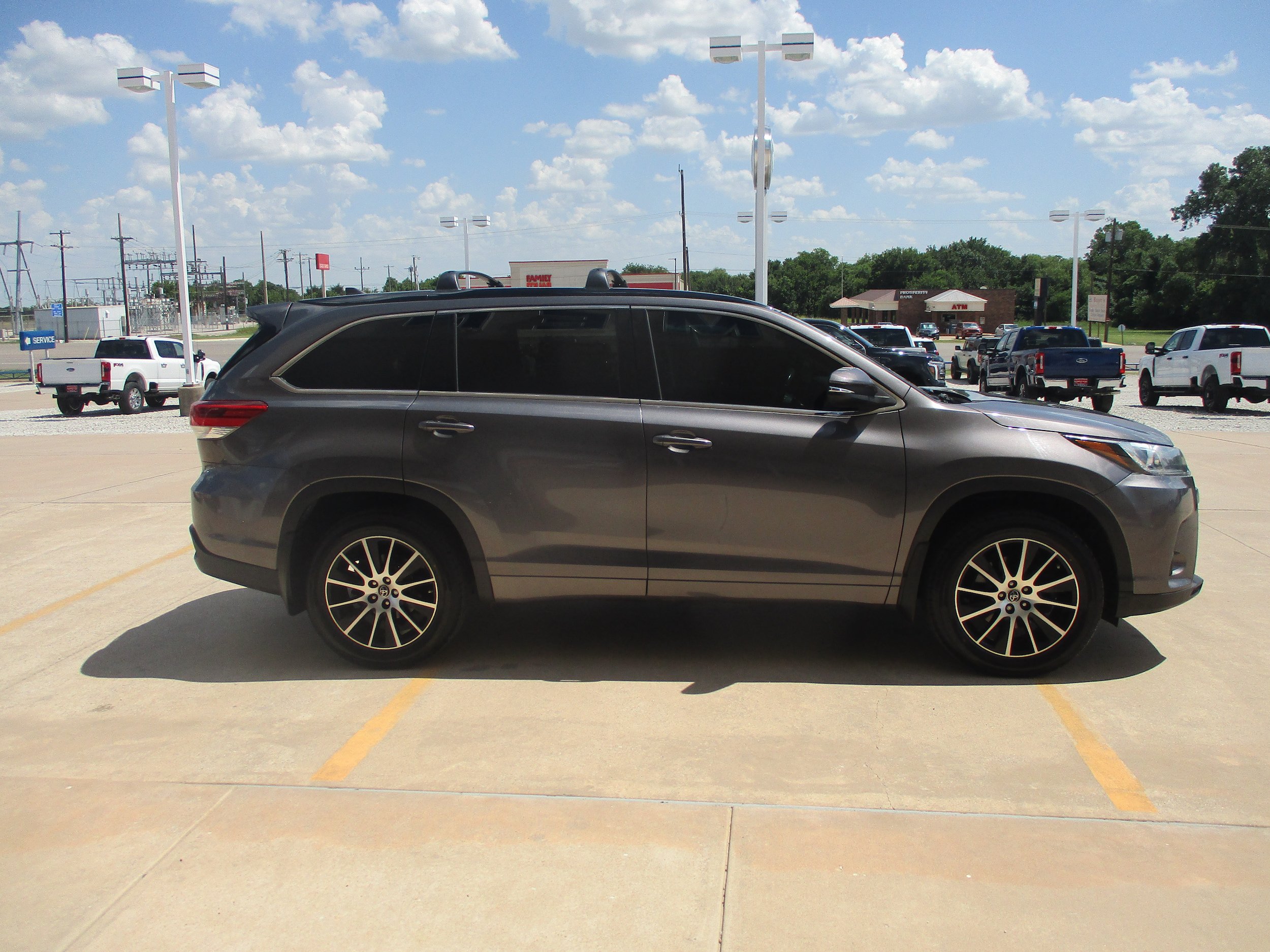 Used 2017 Toyota Highlander SE w/ Carpet Mat Package AWD/4WD image 8