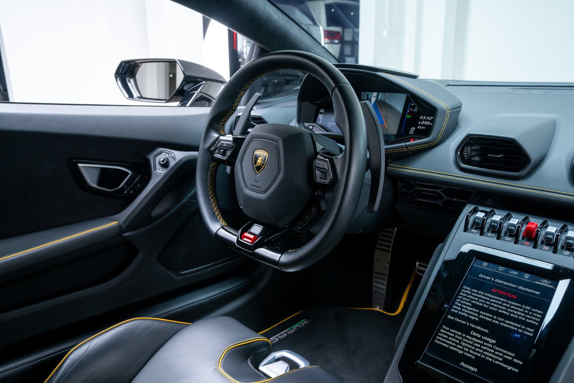 Used 2022 Lamborghini Huracan EVO RWD image 16