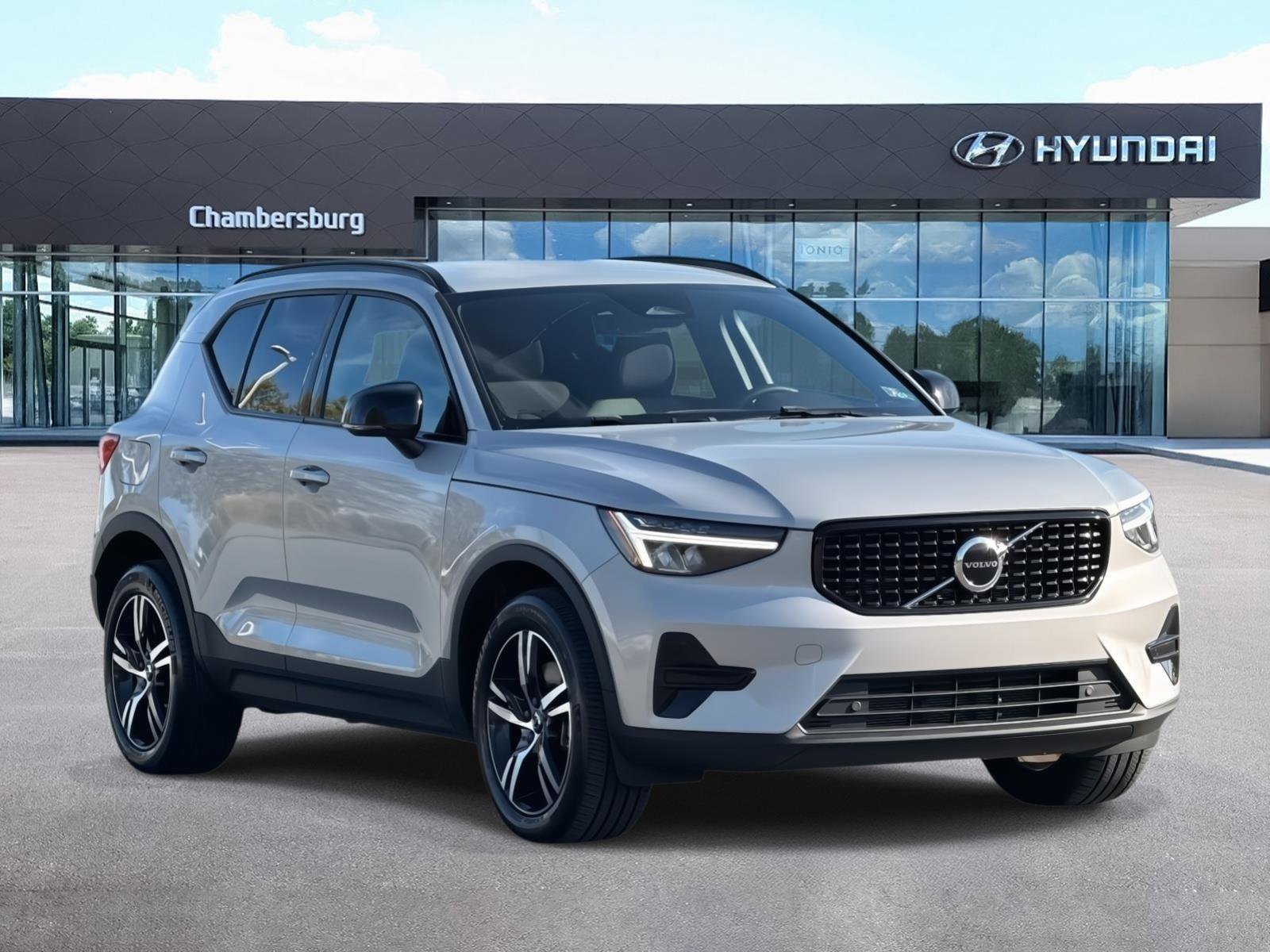 Used 2024 Volvo XC40 B5 Core image 1