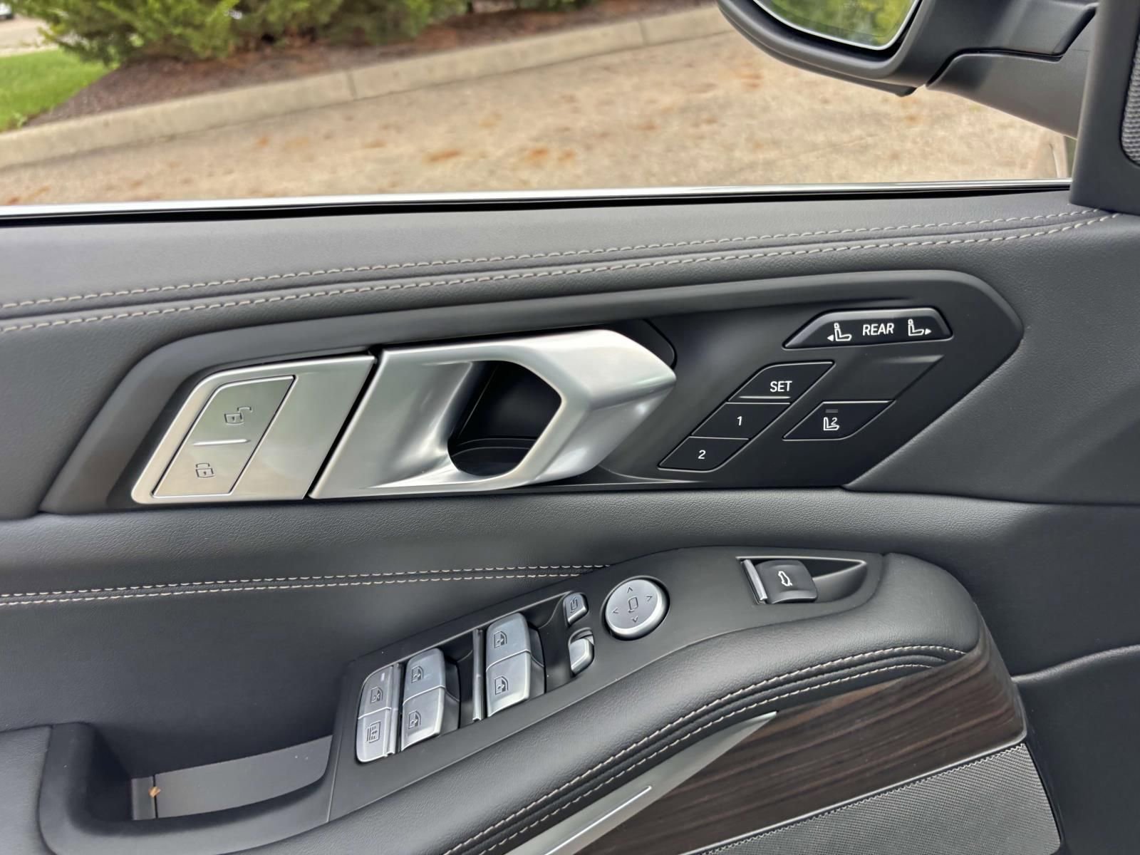 New 2026 BMW X7 xDrive40i w/ Premium Package image 12