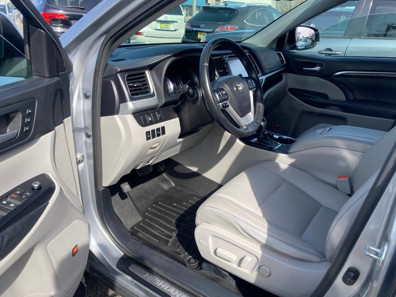 Used 2015 Toyota Highlander Limited image 9