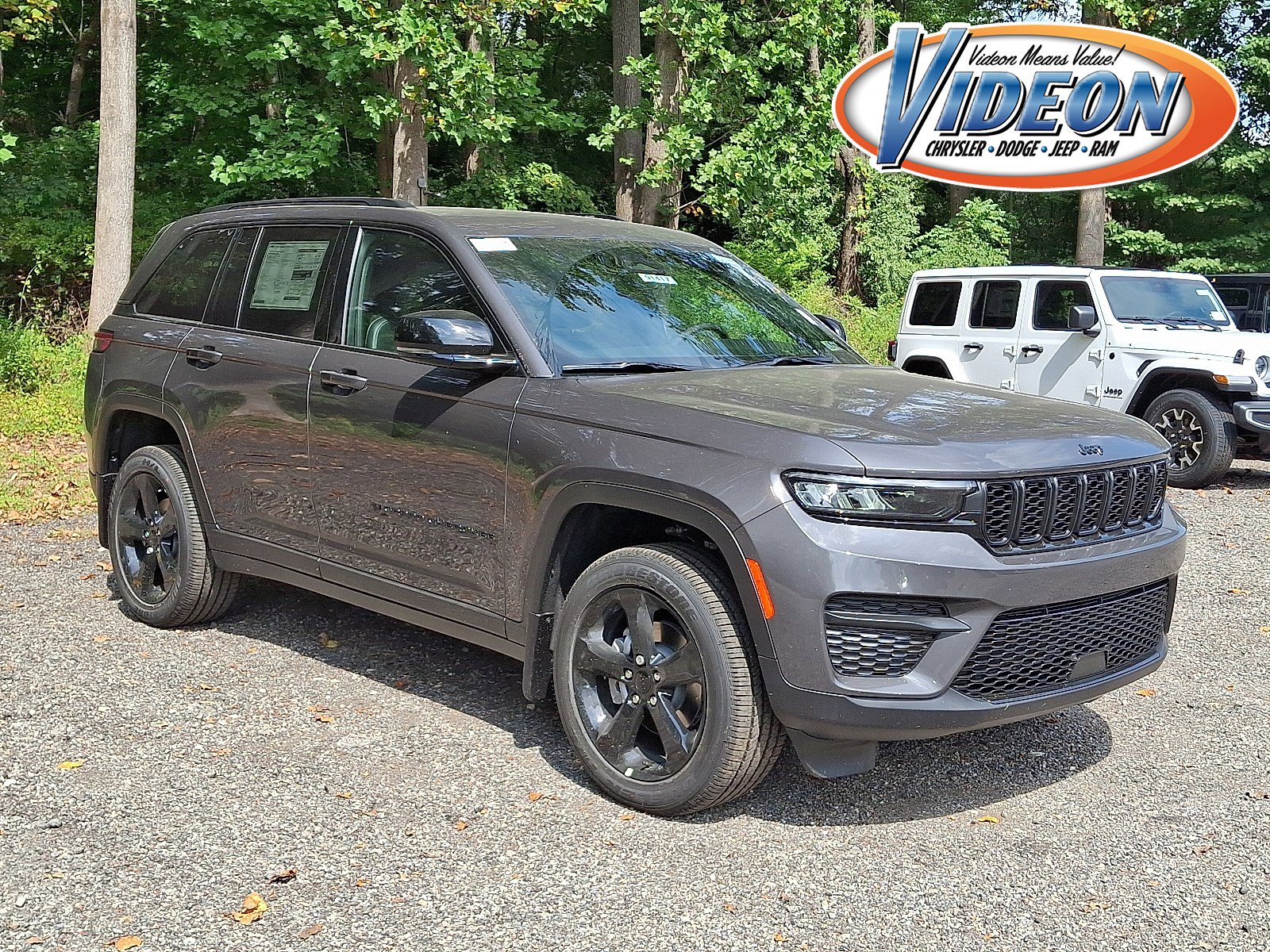 New 2025 Jeep Grand Cherokee Altitude image 1