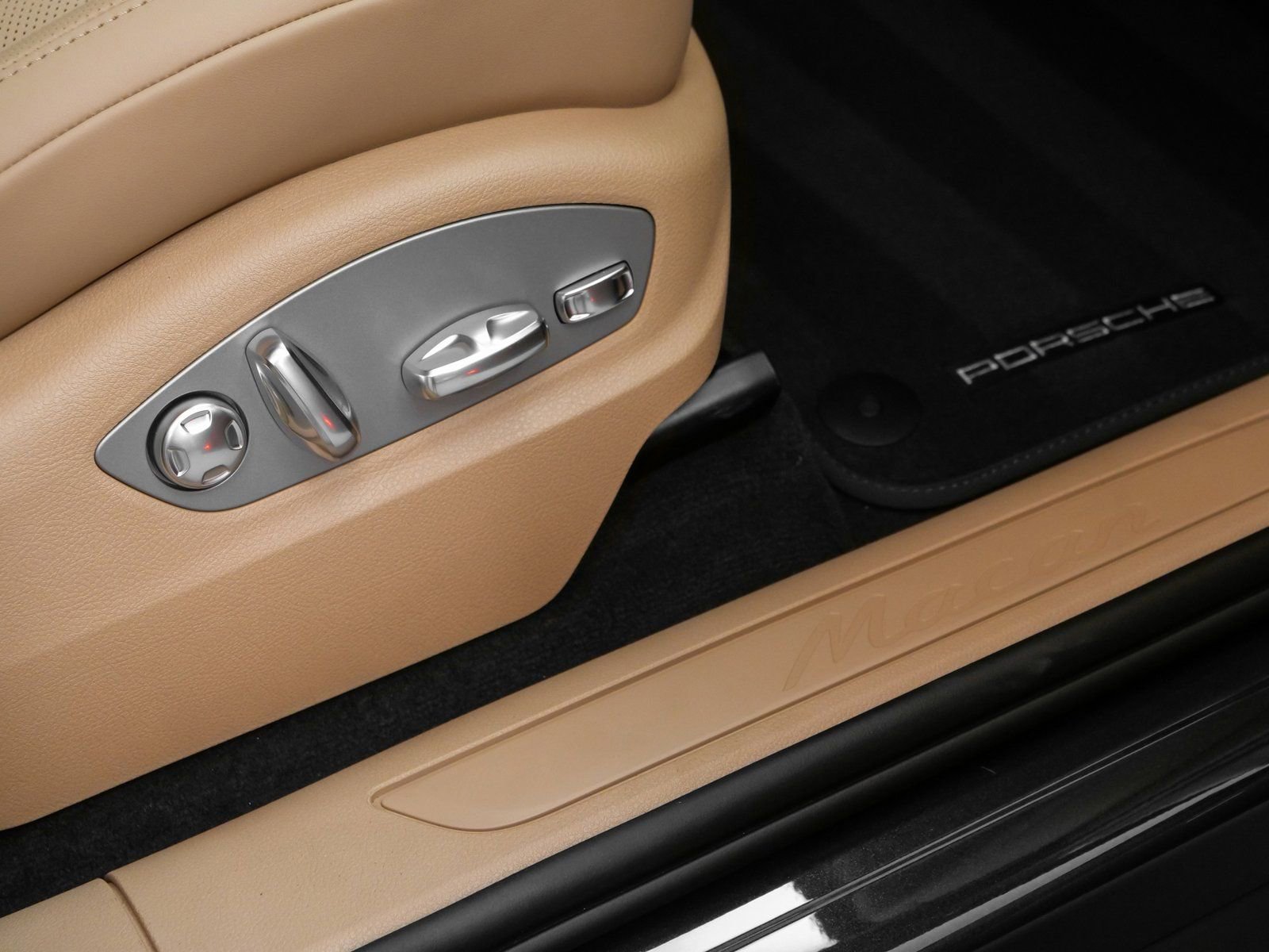 Certified 2025 Porsche Macan image 18