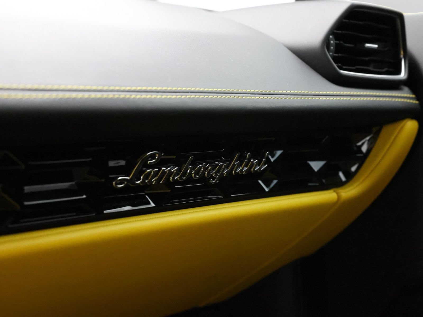 Used 2020 Lamborghini Huracan EVO RWD image 47